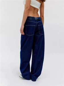 Vue arrière du jean large bleu délavé avec boucle réglable à la taille haute