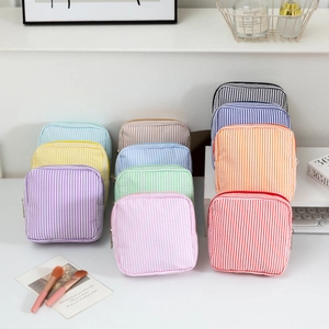 Trousses de maquillage rayées en seersucker multicolore avec fermeture éclair robuste