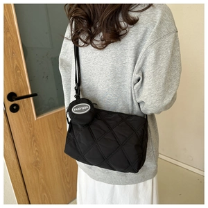 Sac bandoulière matelassé en nylon noir avec une petite pochette amovible sur le côté