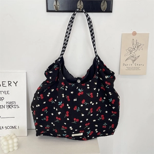 Détails d'un sac cabas à fleurs cerises avec fermoir magnétique et bandoulière à pois