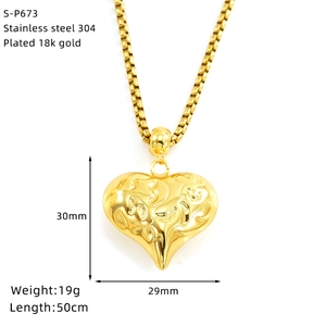 Spécifications de taille pour un collier pendentif en forme de cœur en acier doré