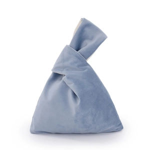 Détail du sac à nœud japonais en velours bleu montrant la poignée unique et la texture