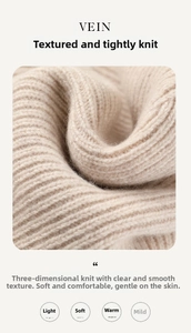 Primer plano del tejido de lana pura beige que muestra una textura suave y densa