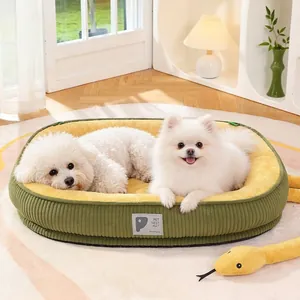 Ovaal huisdierbed van avocadogroen corduroy en zacht geel pluche voor kleine honden