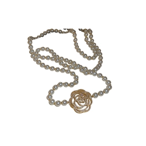 Collier de perles élégant à plusieurs rangs avec pendentif rose dorée et cristaux fins