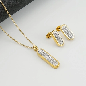 Parure de bijoux en acier doré 18 carats avec collier et boucles d'oreilles pavés de cristaux