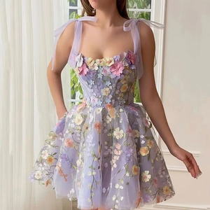 Mini-robe en maille lilas avec broderie florale 3D et bretelles en ruban nouées
