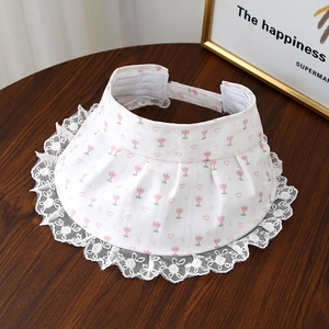 Détail de la visière solaire blanche pour bébé avec motif tulipes et dentelle rose