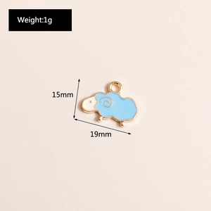 Detail der blauen und weißen Ziegen-Legierung Anhänger mit Maßen 15mm mal 19mm