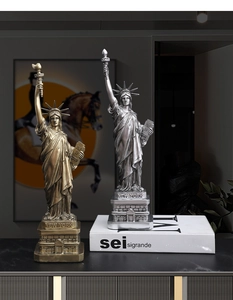 Vista dettagliata della statua della Libertà in bronzo e argento su marmo nero