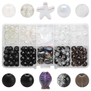 Makroansicht des DIY-Perlensets mit Meeresmotiven in einer transparenten 10-Fach-Box