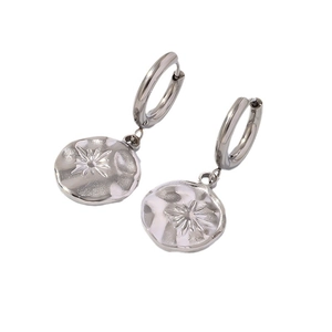 Boucles d'oreilles créoles argentées avec pendentifs martelés et motifs d'étoiles