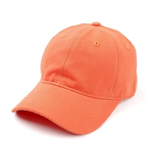 Primo piano di un cappellino da baseball arancione in cotone lavato con visiera curva