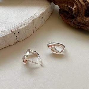 Minimalist S925 sterling silver curved stud earrings with irregular polished finish