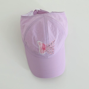 Cappellino da baseball traspirante lilla da bambina con ricamo farfalla e fiori rosa