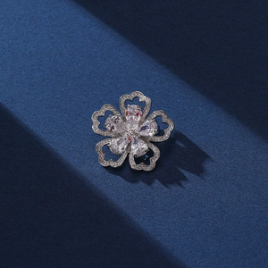 Élégante Broche Fleur en Cuivre Avec Cadre en Forme de Cœur en Zircon et Strass Épingle Florale à Cinq Pétales Pour Femmes Mariage Banquet Bijoux