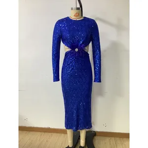 Détail d'une robe à paillettes bleu roi avec découpes à la taille et décors en strass