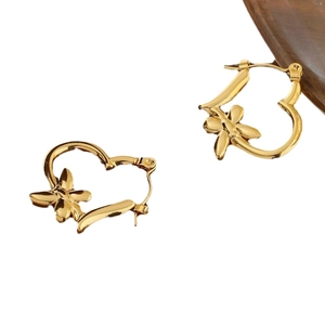 Elegante 18K vergoldete Herz-Ohrstecker mit feinen Schleifen auf weißem Hintergrund