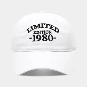 Détail de la broderie noire 1980 Limited Edition sur une casquette en coton blanc