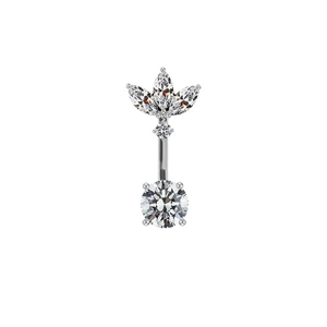 Détail macro du piercing d'ombilic argenté avec couronne marquise et grand zircon rond
