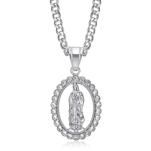 Dettaglio del ciondolo della Vergine Maria in argento con bordo di cristalli lucidi