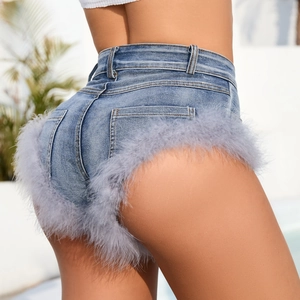 Vista posteriore di pantaloncini di jeans a vita alta con finiture in piume grigie