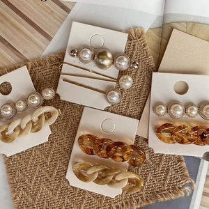 Elegant Korean style pearl and resin chain hair clip set on a minimalist card