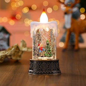 Dettaglio di una lanterna LED natalizia con glitter galleggianti e scultura festiva interna