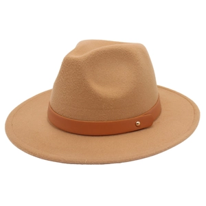 Détail du chapeau en feutre de laine camel avec ruban en cuir brun et clous dorés