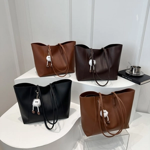 Grands sacs cabas vintage en cuir pour femmes en quatre couleurs pour l'hiver 2024