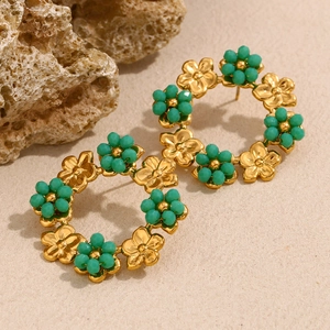 Elegante 18K vergoldete Edelstahl-Blumenohrringe mit grünen Perlen im Creolen-Stil