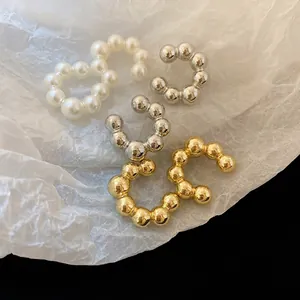 Set di 5 ear cuff con perle e metallo in finiture oro, argento e bianco perlato
