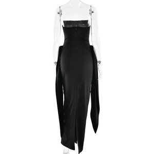 Vue détaillée de la robe de soirée dos nu noire avec longs rubans et fermeture éclair dos