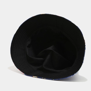 Vue détaillée de la doublure noire et des coutures de précision du chapeau de soleil
