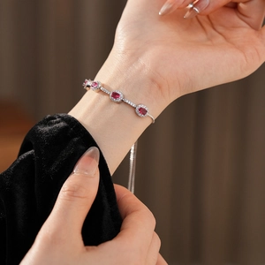 Detaillierte Nahaufnahme eines silbernen Armbands mit roten Zirkonia und Mikro-Kristallen