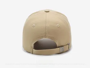 Détail de la casquette de baseball kaki avec boucle métallique et texture en coton
