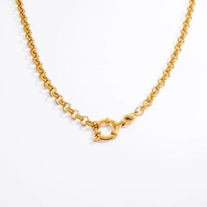 Détail macro d'une chaîne rolo en acier inoxydable plaqué or 18k avec fermoir à ressort