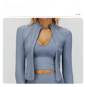 Détail du col montant et de la fermeture éclair sur la veste de yoga gris-bleu femme