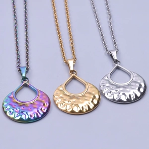 Three teardrop necklaces with hammered texture in multicolor, gold and silver finish