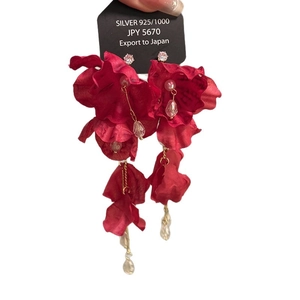 Boucles d'oreilles fleur en argent 925 avec pétales rouges et longs pompons de perles