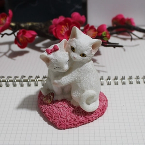 Resin cat couple figurine with pink rose heart base and bow for Valentine's Day decor