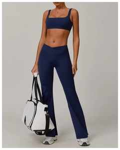 Detail von marineblauem Sport-BH und ausgestellter Yoga-Leggings am Model