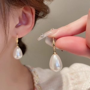 French vintage style golden teardrop pearl earrings for women with elegant design