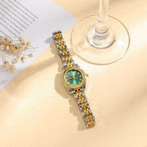 Montre bicolore élégante en acier avec cadran vert soleil et index en zircone