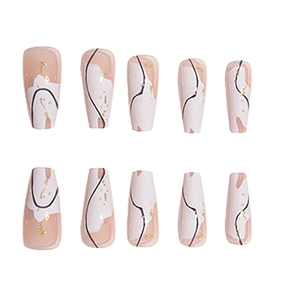 Faux ongles Coffin avec patchwork nude et blanc, lignes noires et accents de feuille d'or