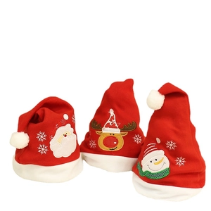 Set di tre cappelli natalizi rossi con ricami di Babbo Natale, renna e pupazzo di neve