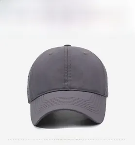 Vista frontale di un cappellino da baseball grigio scuro traspirante per protezione