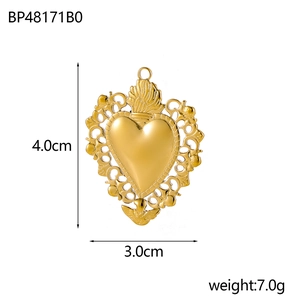 Detail view of 4cm gold heart pendant with baroque filigree and flame top details