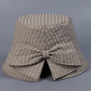 Vue arrière montrant le nœud décoratif sur un chapeau bob à carreaux de style japonais