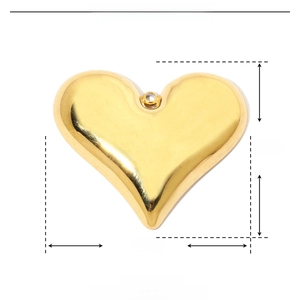 Dettaglio ciondolo a cuore 30mm in acciaio inossidabile dorato con misure e peso
